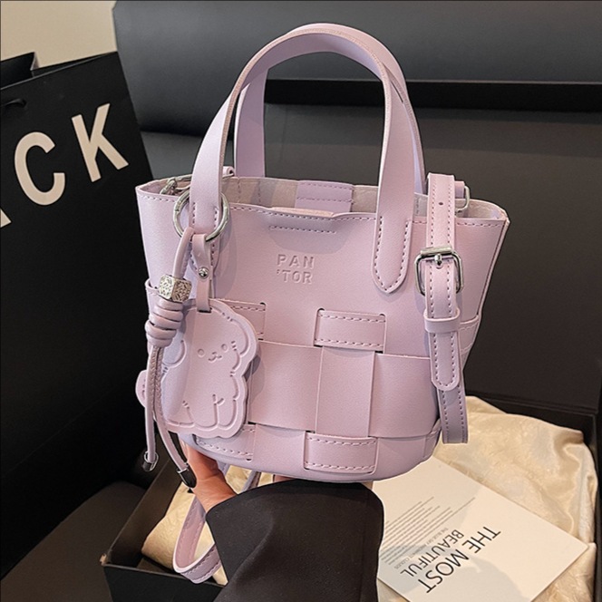 A high-end, light luxury, fashionable and versatile retro woven bucket bag for women, a new 2025 casual commuting single-shoulder crossbody bag full figure