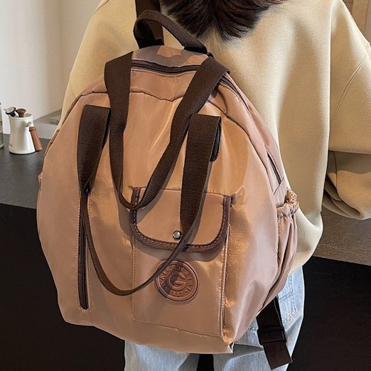 The new autumn collection features a high-end, compact and simple design that is versatile. It has a large capacity for business trips and travels, and is suitable for both single-shoulder and double-shoulder use Application Scenario