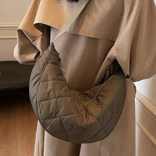 Popular autumn and winter new single-shoulder underarm bag, high-end pleated single-shoulder bag, diamond-patterned niche retro single-shoulder crossbody bag full figure