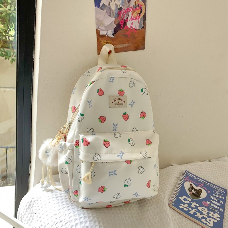 Cute strawberry schoolbag, cute and soft girl backpack for junior high school students, new large-capacity backpack for junior and senior high school students Application Scenario