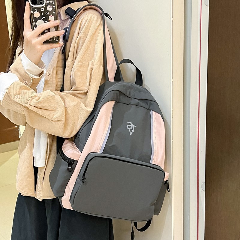A Japanese-style niche retro versatile backpack for girls, a lightweight backpack for female college students' outdoor sports, and a travel and mountaineering bag full figure