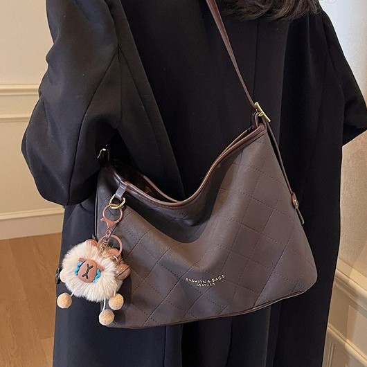 A simple and large-capacity women's 2024 new single-shoulder underarm bag, a fashionable diamond-shaped commuting style crossbody bucket bag details Picture