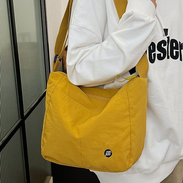 The 2024 new Korean-style baguette bag, a fashionable single-shoulder crossbody bag, is versatile and has a large capacity for students full figure