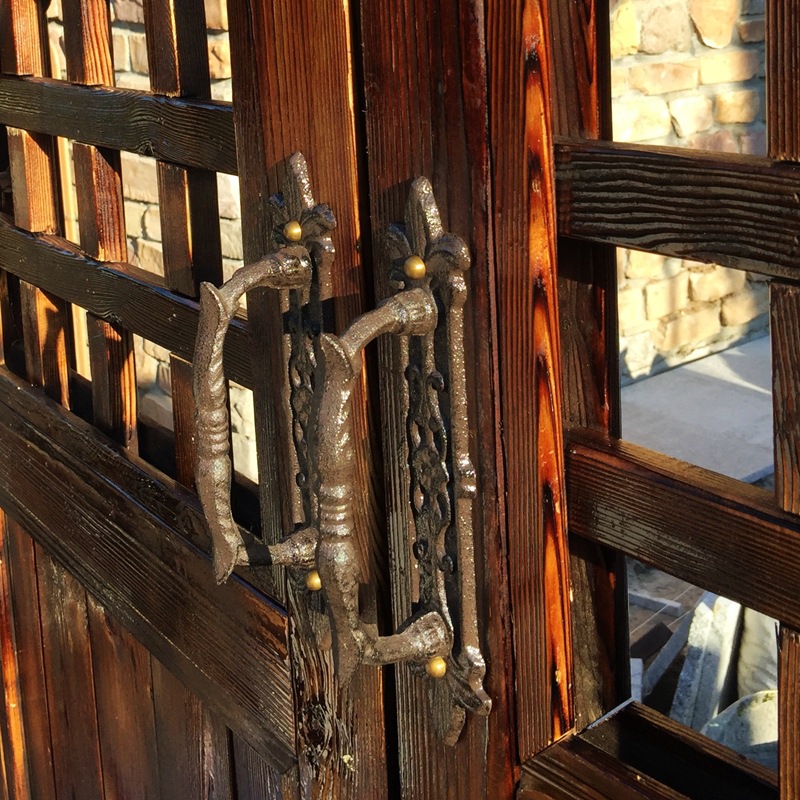 European-style retro and grand garden courtyard cast iron craft door pull handle, hand-pull home decoration wall decoration door handle Application Scenario