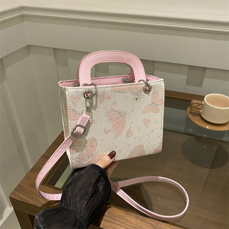 The new 2024 autumn collection features a minimalist single-shoulder crossbody bag with contrasting colors, which is a fashionable and trendy Korean-style niche handbag for women full figure