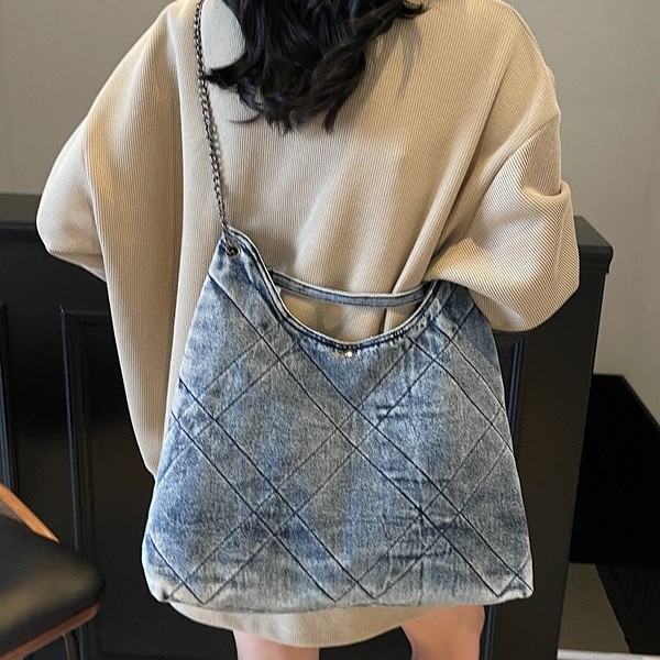 Simple, new retro denim bag, diamond-shaped chain crossbody bag, single-shoulder large-capacity crossbody bag, student tote bag full figure
