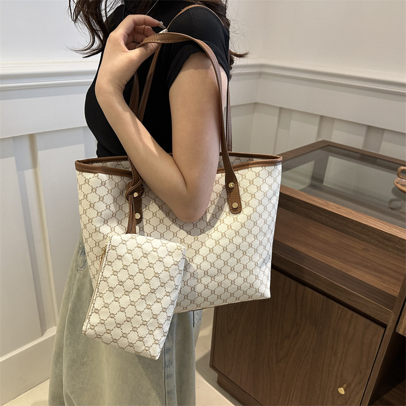 A simple and fashionable large-capacity bag for women, a new Spring 2024 trendy tote bag for commuting, a large-capacity hand-held shoulder bag details Picture
