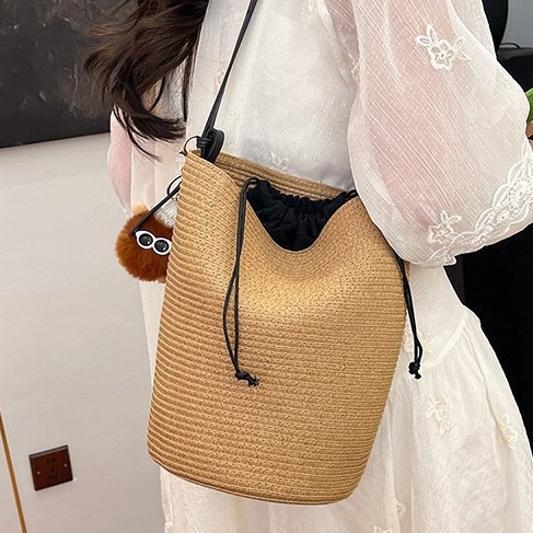 2025 New straw woven bags, casual tote bags, women's large-capacity vacation and travel beach bags, underarm bucket bags Application Scenario