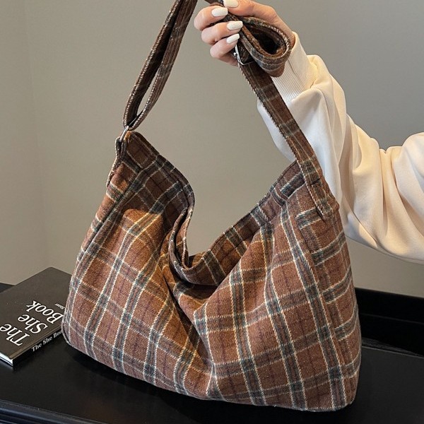 The 2025 new Korean casual and artistic checkered tote bag is a versatile large-capacity crossbody bag for female students' commuting to school Application Scenario