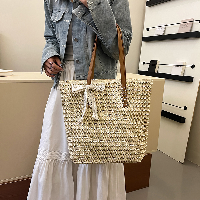 This year's popular women's bags are large-capacity 2025 new single-shoulder grass woven bags with a high-quality texture and versatile bucket bags for summer Application Scenario