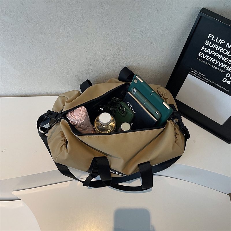 New cross-border large-capacity travel bag, lightweight sports and fitness hand-held luggage bag, business trip storage single-shoulder crossbody bag Application Scenario