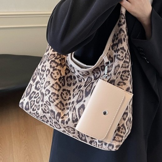 The popular leopard print large-capacity bag for women's 2024 new autumn versatile crossbody bag and commuting single-shoulder bucket bag Application Scenario