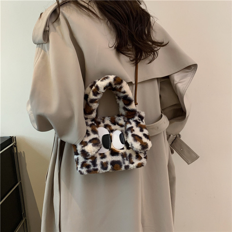 Plush and cute little bag for women, new autumn/Winter 2024 collection, hand-held bucket bag, cartoon furry, fashionable and versatile crossbody bag details Picture