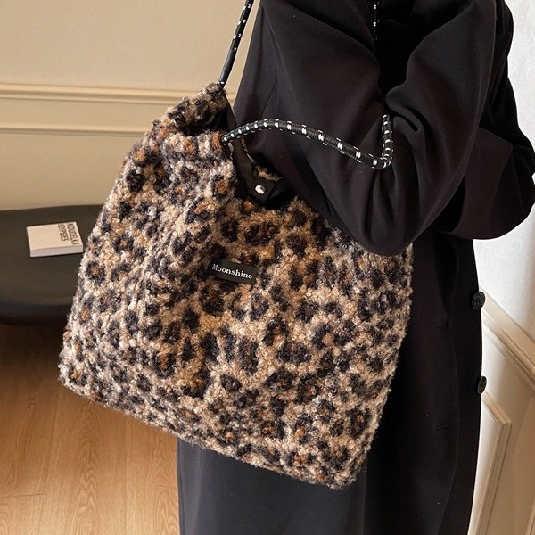 Winter fluffy bag for women, large-capacity 2024 new style, fashionable and simple single-shoulder bag, popular leopard print tote large bag Application Scenario