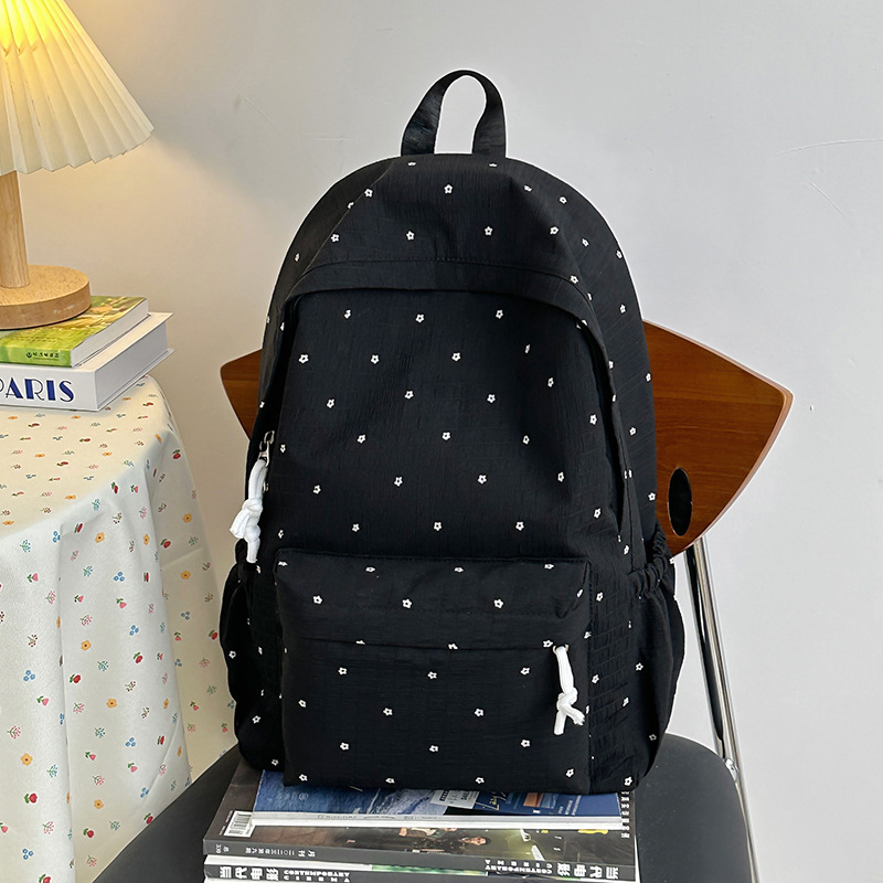 A new, lightweight and durable Japanese-style floral mini backpack that is versatile and suitable for college students Application Scenario