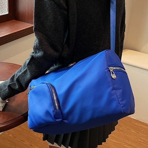 This single-shoulder bag features a durable and casual design, a waterproof shoulder bag, a short-distance internet-famous portable Korean-style casual and trendy tote bag Specification drawing