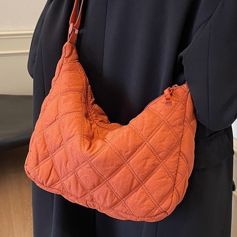 The new cotton-padded jacket bag for autumn and winter features a large-capacity diamond-shaped embroidered thread single-shoulder bag that is fashionable and versatile. It also comes with a cotton and nylon bag and a crossbody bag Application Scenario
