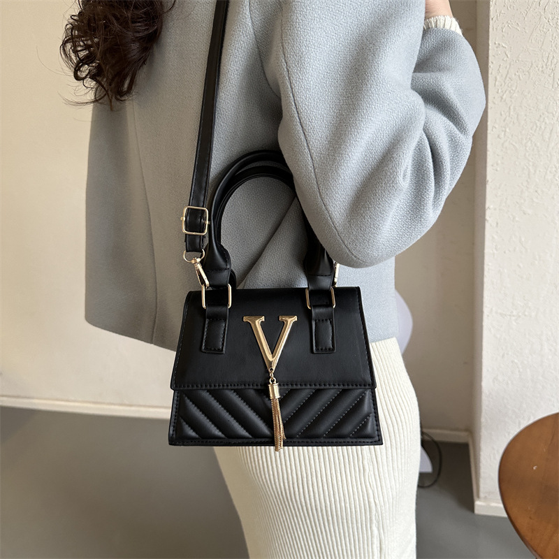 French design sense, niche bag, women's fashion, ins trendy texture, small hand-held bag, solid color fringed crossbody bag details Picture