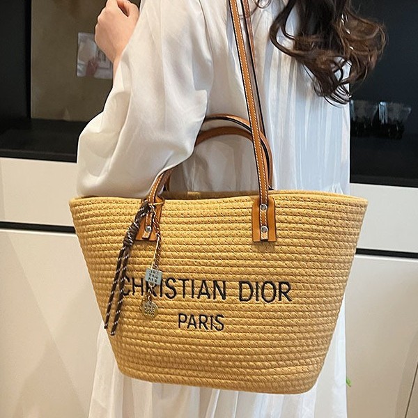 Cross-border 2025 Spring/Summer New high-end, fashionable and versatile single-shoulder bag, women's large-capacity straw woven bag, tote bag Application Scenario