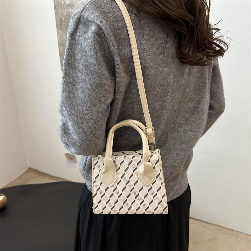 A niche and stylish printed single-shoulder bag, a retro and individualistic ins crossbody bag, and a casual underarm bag for the 2024 autumn collection details Picture