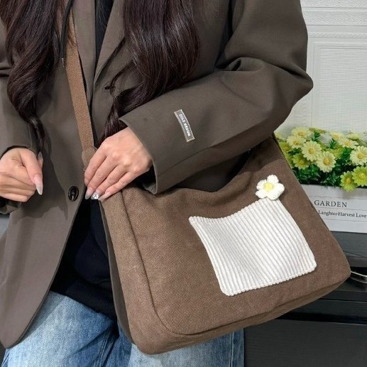 Japanese-style large-capacity cloth bag for women, casual and versatile, single-shoulder dumpling bag for students, casual crossbody bag for commuting to class Application Scenario