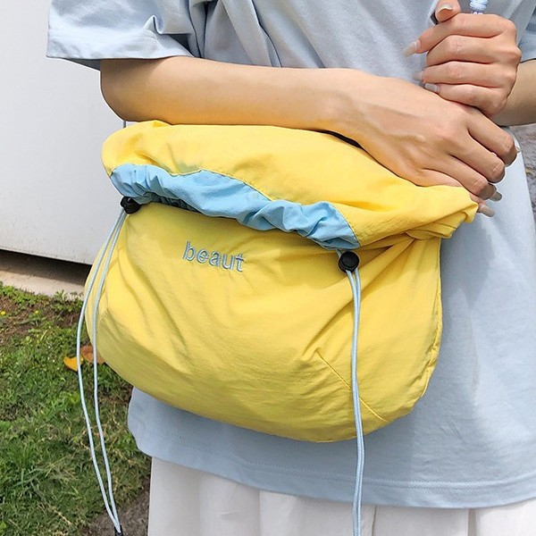 Korean niche drawstring drawstring single-shoulder bag, trendy women's quick-drying lightweight crossbody bag, ice cream-colored soft tote bag full figure