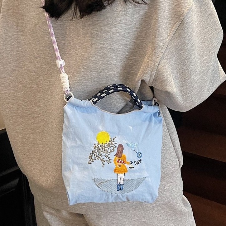 New cute cartoon-embroidered single-shoulder bag, fresh and light handbag, lightweight Japanese-style large-capacity school-style crossbody bag Application Scenario
