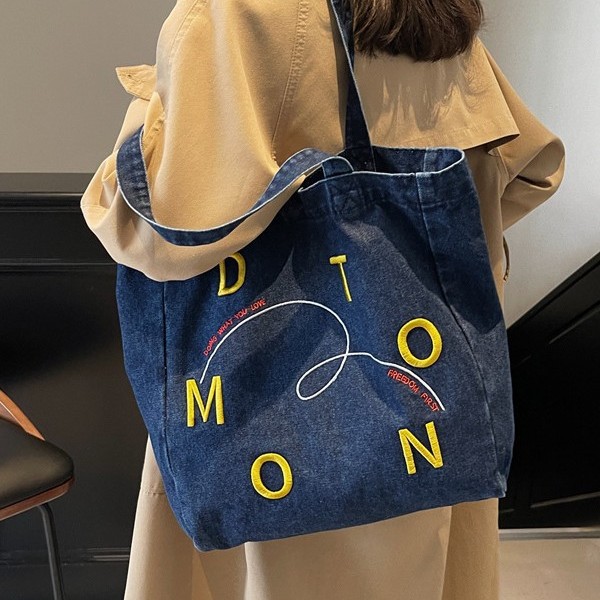 A versatile new large-capacity tote bag for classes, a trendy and casual single-shoulder bag made of denim for students, and a commuting bag full figure