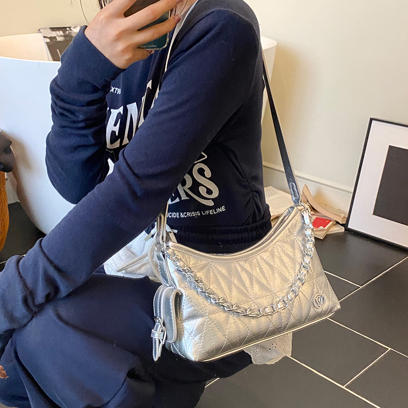 Cross-border diamond-shaped chain bag, fashionable underarm bag, 2025 new stylish shoulder bag, versatile crossbody bag, solid color women's bag details Picture