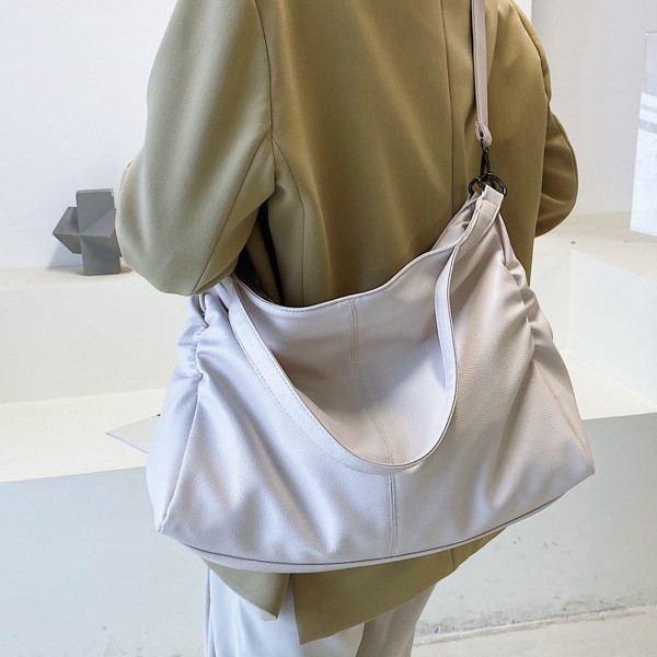 A new soft leather tote bag for women, a versatile casual handbag, and a retro large-capacity single-shoulder crossbody bag Application Scenario