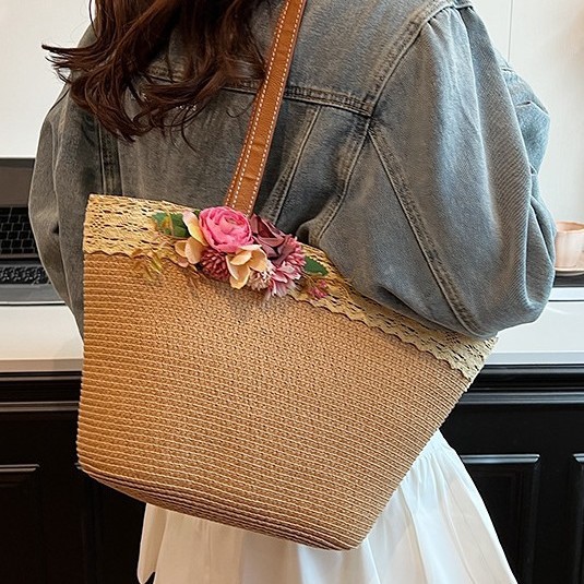The 2025 new niche design straw-woven color-blocking tote bag is a trendy and versatile single-shoulder underarm bag for women this year details Picture