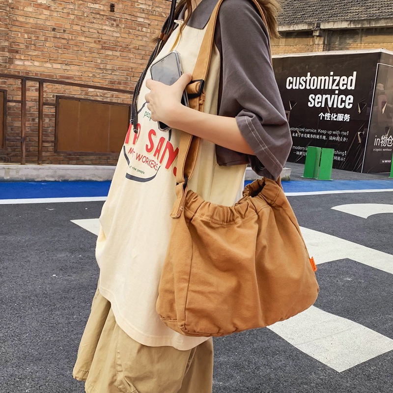 Laid-back Japanese-style artistic washed canvas bag for women, large capacity, simple solid color single-shoulder bag, pleated hand-held crossbody bag details Picture