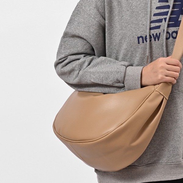 The 2024 new model of the women's crossbody bag features a large capacity and a niche design. It is a high-end, retro single-shoulder dumpling bag Application Scenario