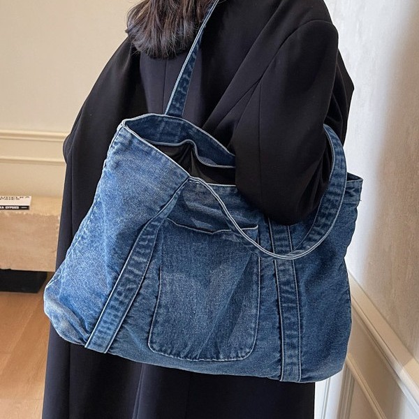 The new streetwear denim tote bag for women is fashionable, simple, elegant and versatile. It's a retro commuting handbag Application Scenario