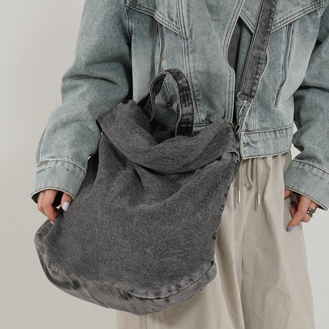 High-end commuting bag, fashionable and casual handbag, large-capacity casual and versatile denim shoulder bag, tote bag full figure