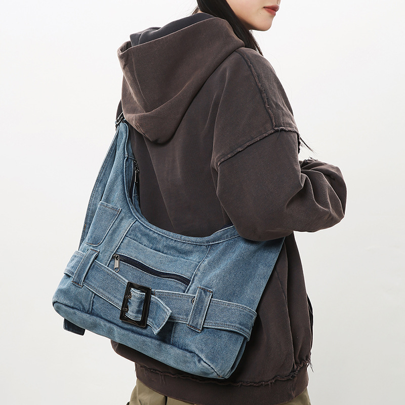 The 2025 new retro denim underarm tote bag with a large capacity and a niche design sense is a single-shoulder crossbody bag full figure