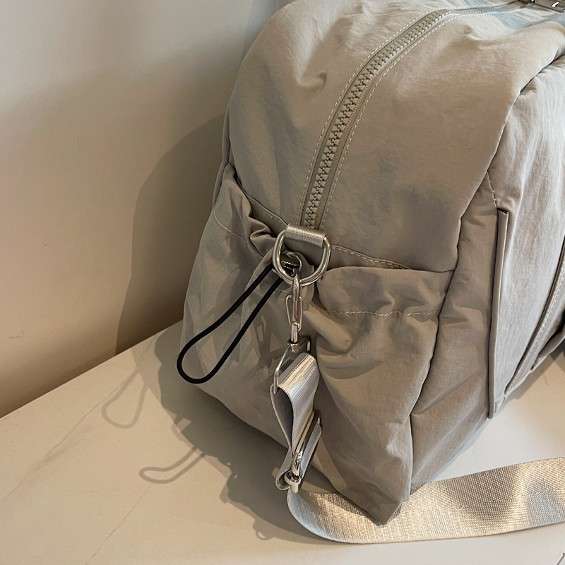 Large-capacity Oxford cloth handbag, women's fashion and casual shopping bag, business trip and travel packaging, clothes and luggage bag Application Scenario