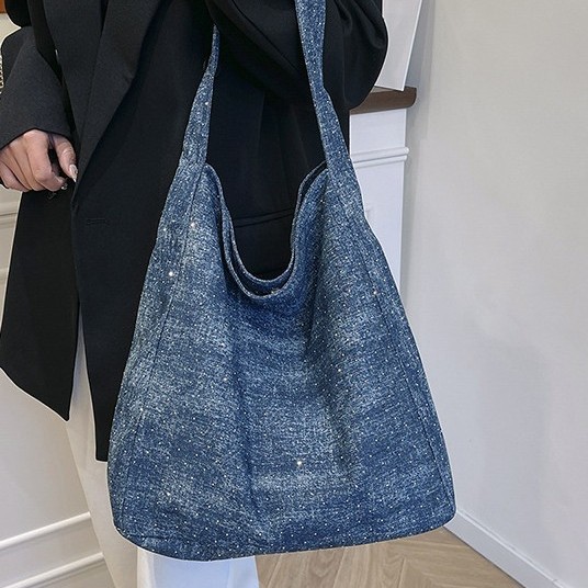 The 2025 new denim bag is a versatile large-capacity tote bag with a laid-back style for women. It is a simple single-shoulder bag for daily commuting Application Scenario