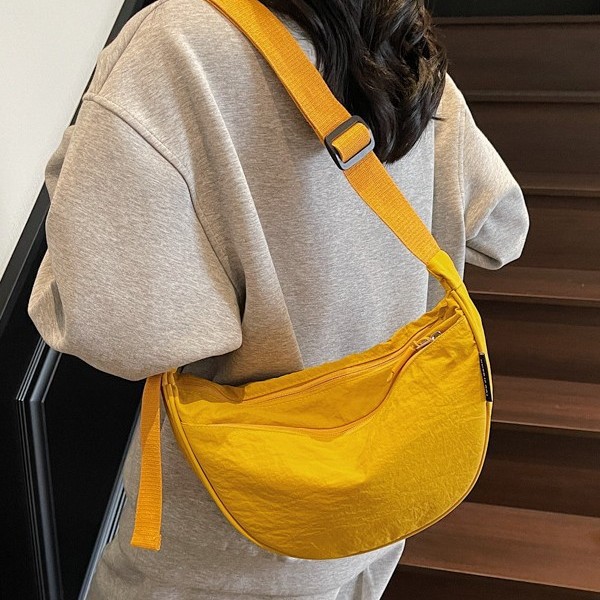 The new women's summer bag is a versatile dumpling bag with a lightweight design, creating a dazzling sporty crossbody bag trend full figure
