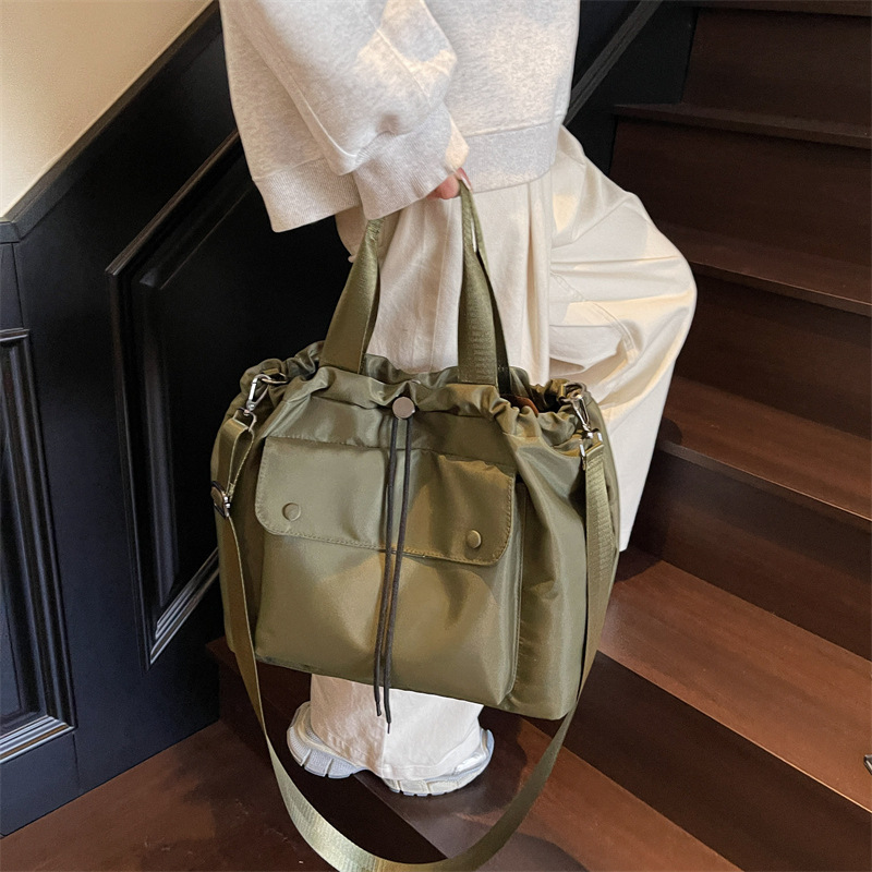 Large-capacity workwear drawstring handbag, women's outdoor sports and casual single-shoulder bag, versatile crossbody bag for commuting and travel Specification drawing