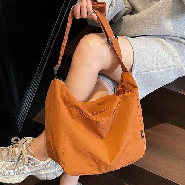 Trendy Japanese-style casual bag for women 2025 new sporty and simple single-shoulder bag, simple and casual commuting crossbody bag Application Scenario