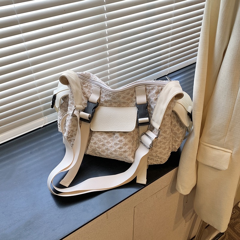Korean style Instagram trendy casual dumpling bag for autumn and winter, portable and versatile for short trips, single-shoulder bag, 2024 fashionable women's bag Application Scenario