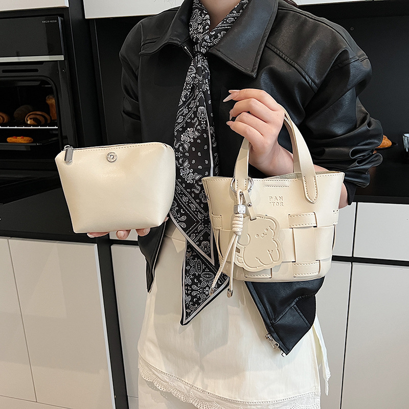 A high-end, light luxury, fashionable and versatile retro woven bucket bag for women, a new 2025 casual commuting single-shoulder crossbody bag details Picture