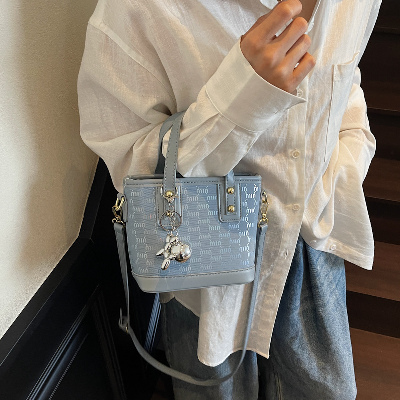 A super popular niche design large-capacity hand-held bucket bag for women in 2025, a fashionable and versatile bestseller, single-shoulder crossbody bag details Picture