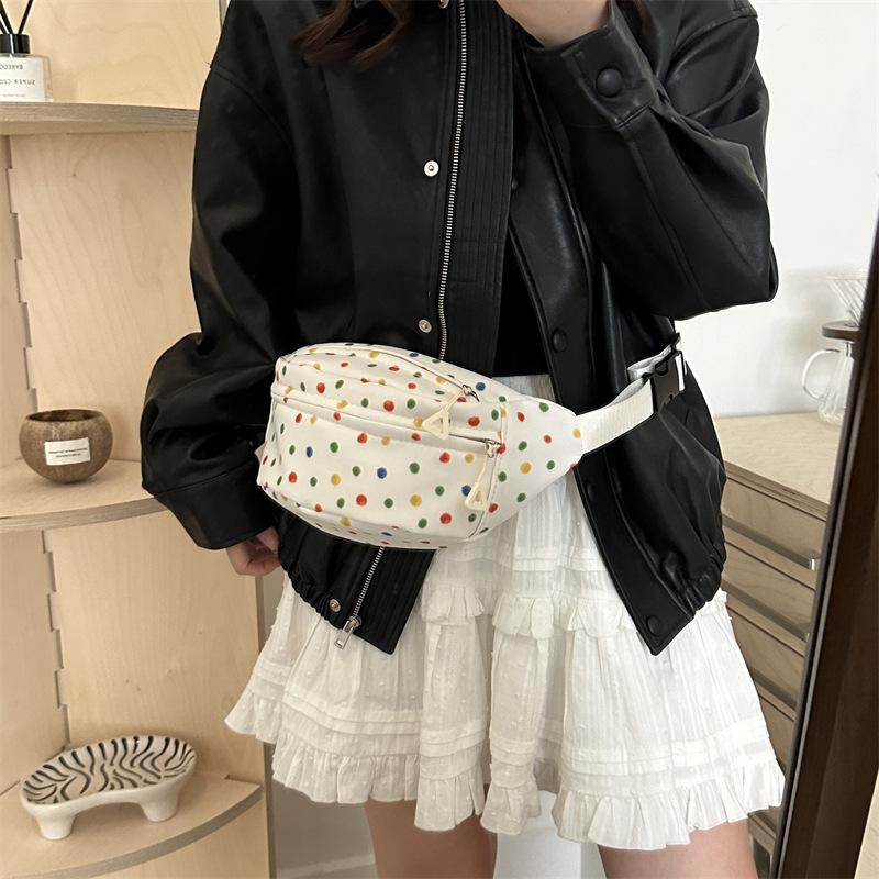 The new and unique saddle bag is an Instagram-style Japanese street fashion with a niche design. It is a stylish and elegant crossbody bag Specification drawing