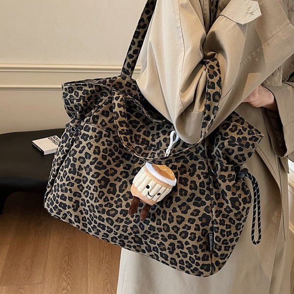 New cross-border women's bags for autumn and winter: leopard print tote bags, crossbody women's bags, fashionable and casual, large-capacity bags for women Application Scenario