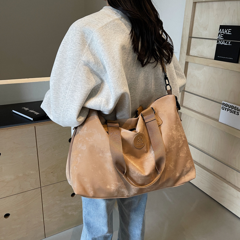 Fashionable new large-capacity travel bag, lightweight business trip boarding crossbody bag, dry and wet separated hand-held bag for pregnant women waiting to give birth Application Scenario