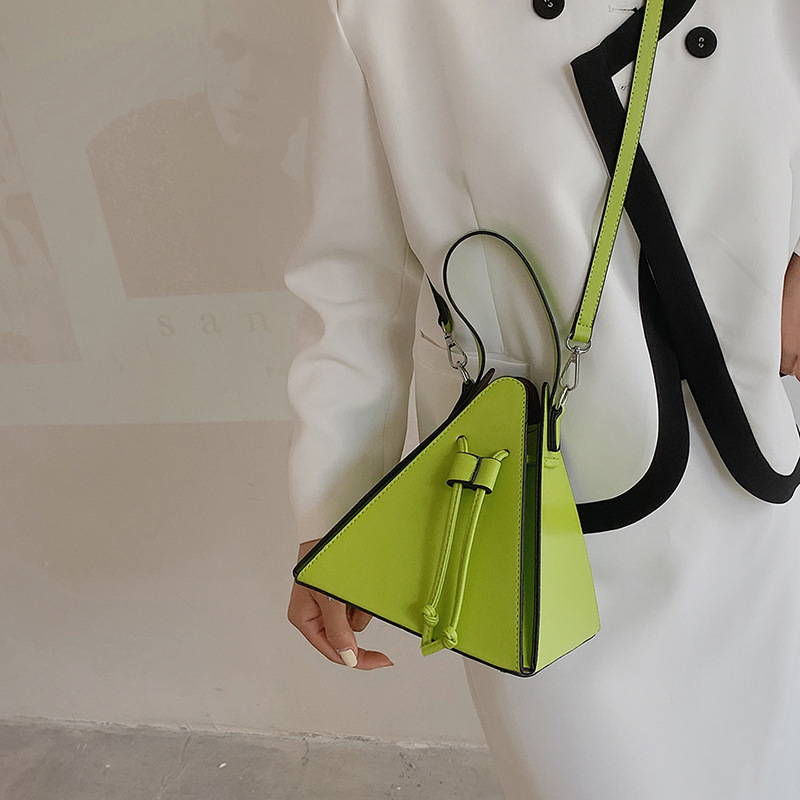 A trendy women's handbag with a unique design and a retro European and American style in 2022, featuring an ins single-shoulder crossbody bag Specification drawing