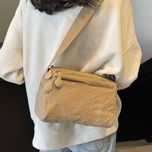 Cross-border crossbody bag, multi-compartment storage bag, ultra-light fabric bag, water-repellent walking bag, simple and casual small square bag for dampness Specification drawing