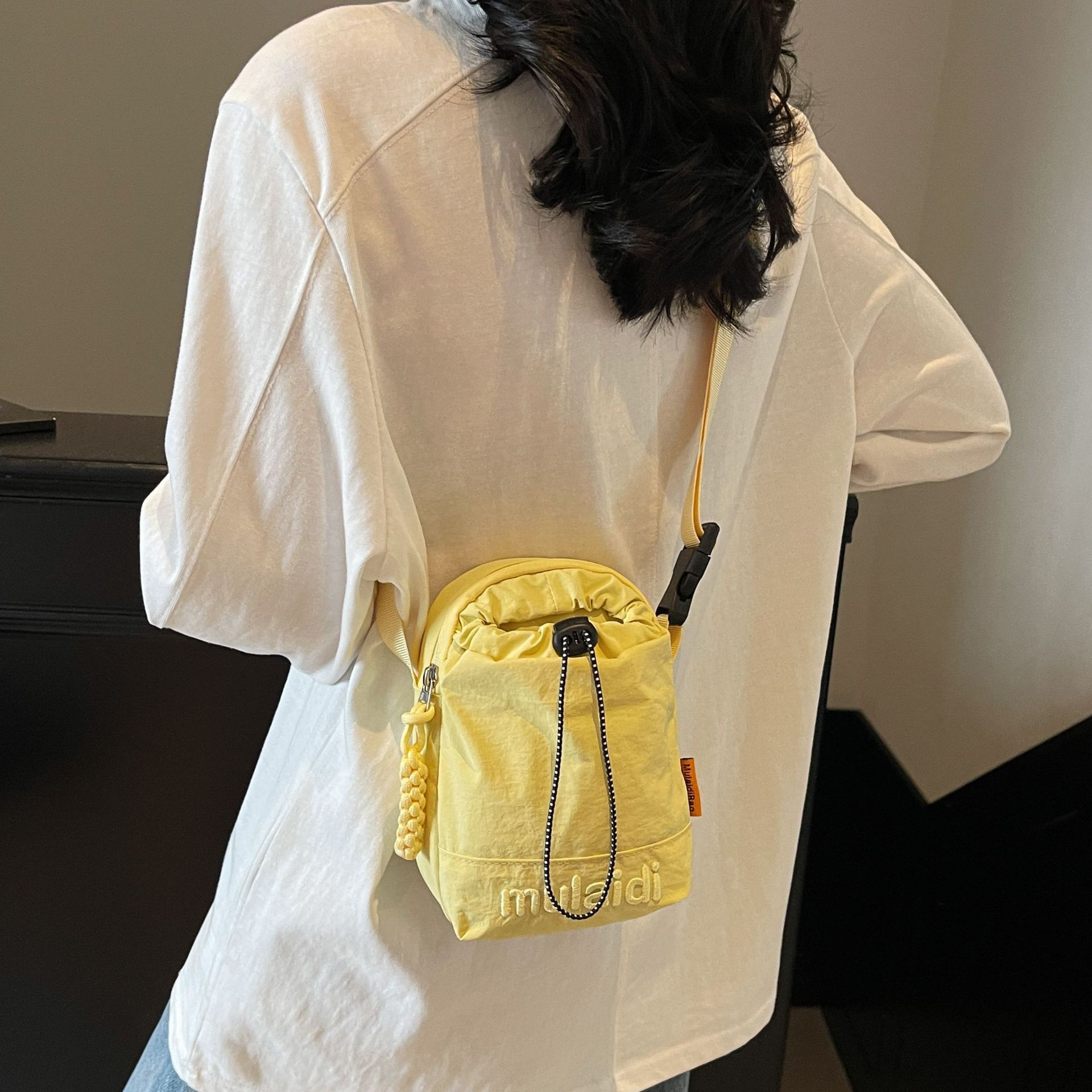 A new summer mini water cup and water bottle bag for women, a light and simple crossbody bag full figure